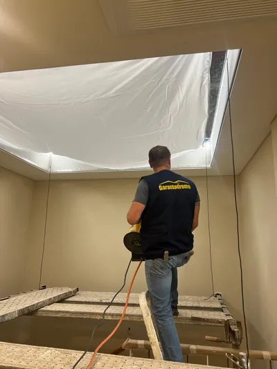 Técnico Garantodromo em trabalho de instalação de tecto tenso
