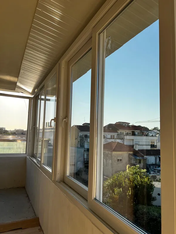 Caixilharia PVC instalada — varanda vista cidade Porto