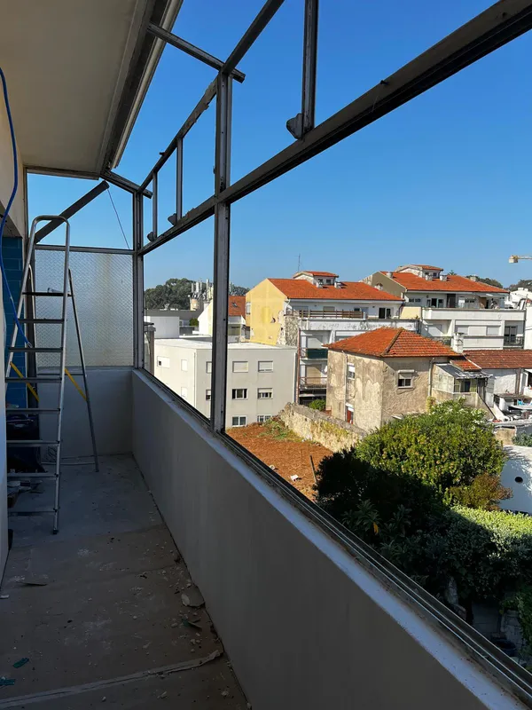 Antes da caixilharia — estrutura metálica