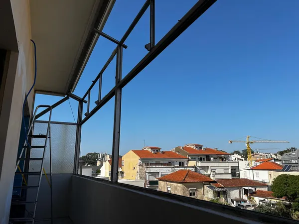 Antes da caixilharia — estrutura metálica vista cidade