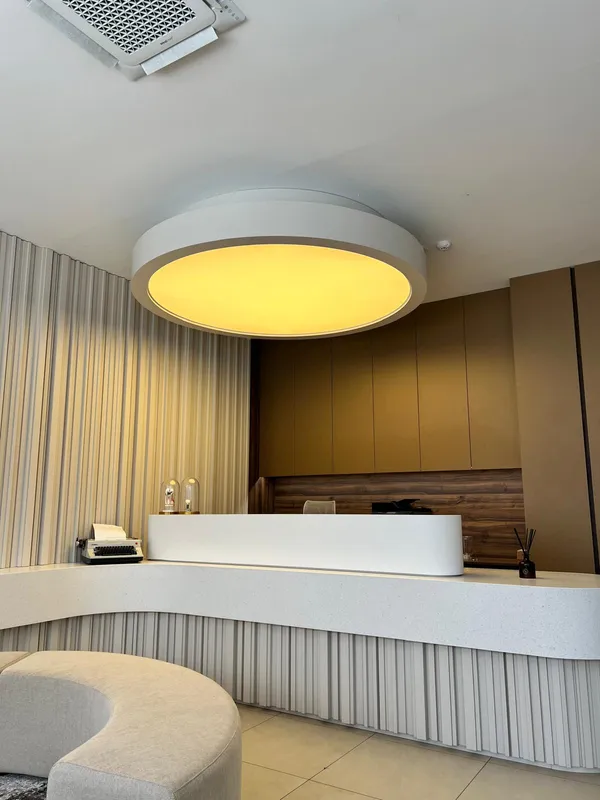 Tecto tenso Brilho — recepção premium Porto