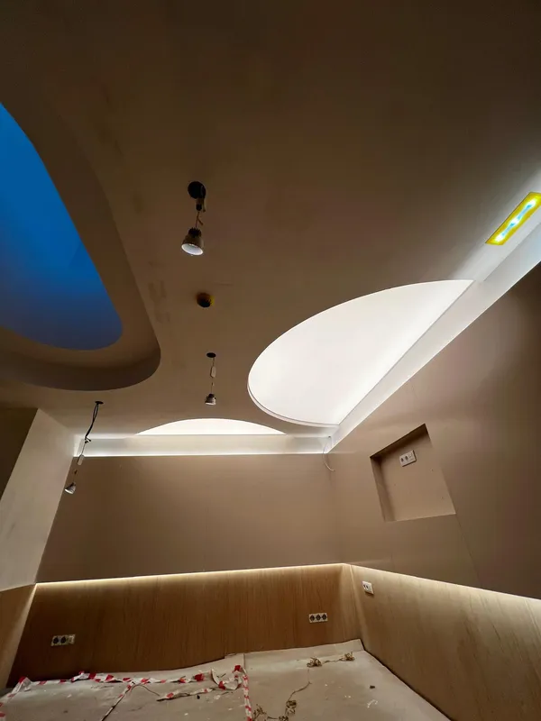 Многосекционный натяжной потолок в процессе — цветная подсветка