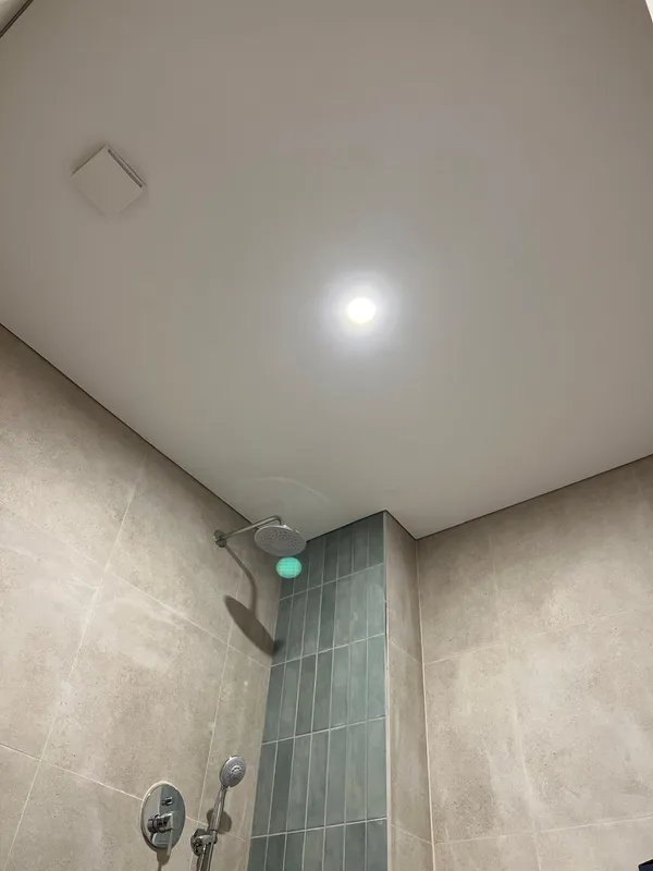 Tecto tenso Translúcido — casa de banho