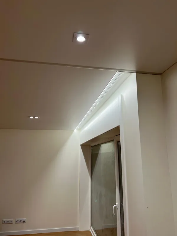 Tecto tenso Satin — entrada com LED embutido