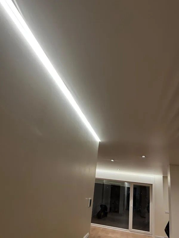 Tecto tenso Satin — corredor com LED linear