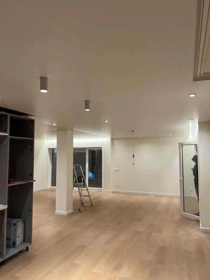 Tecto tenso Satin — sala residencial com focos LED